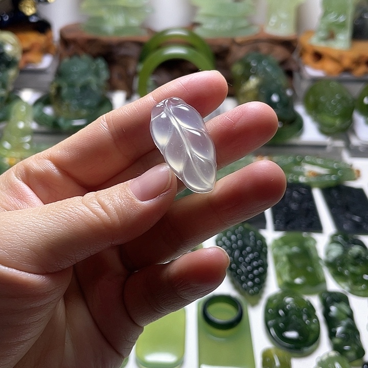 蛇纹石玉颈饰未镶嵌