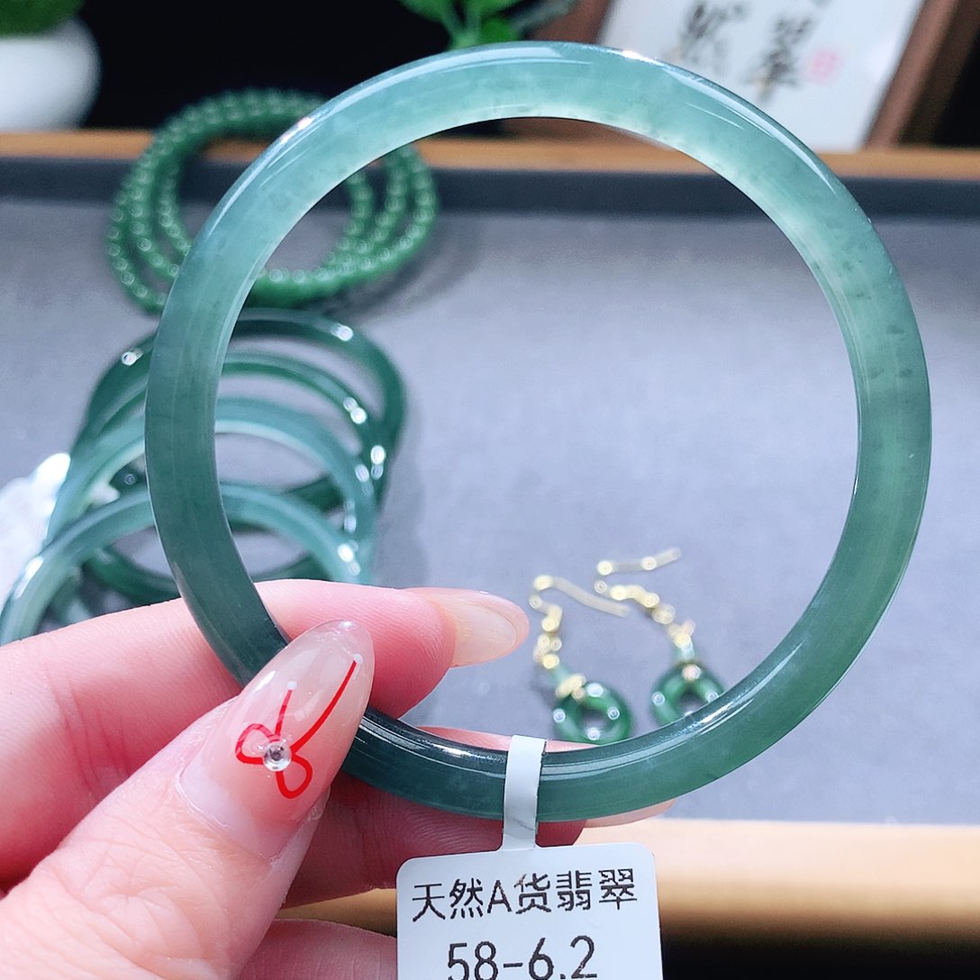 翡翠未镶嵌手镯（圆镯）