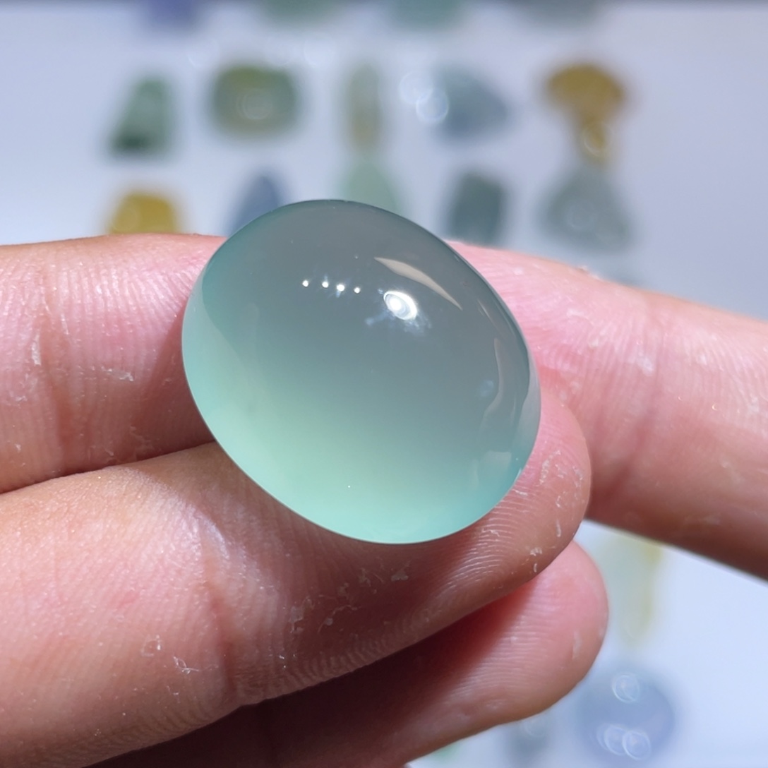 颈饰未镶嵌翡翠鸽子蛋