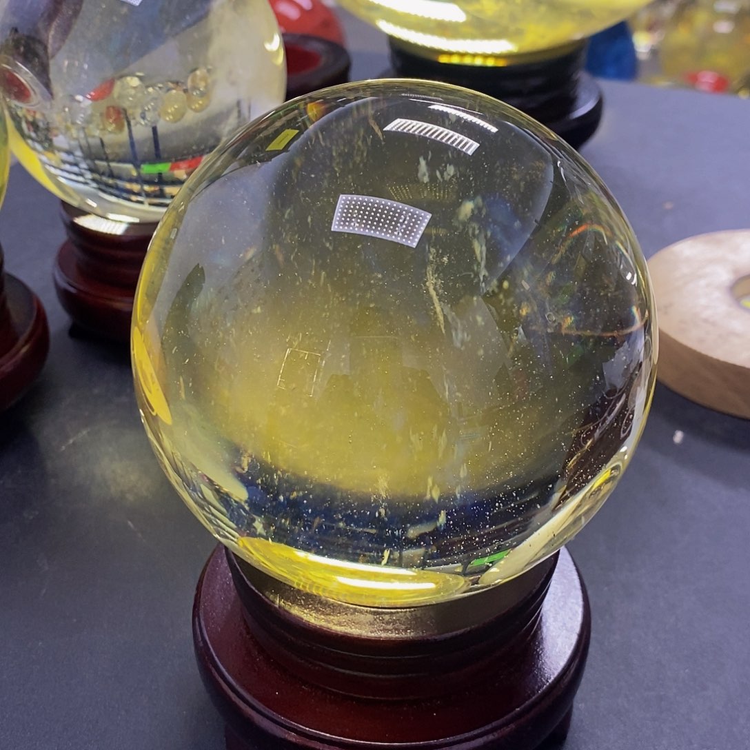 佳***宝石材10.5厘米黄水摆件 