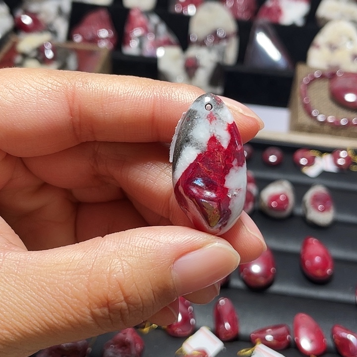 天然辰砂原石晶体吊坠