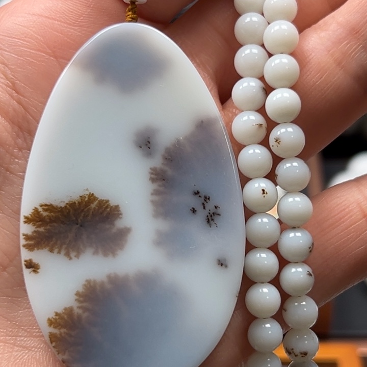 狼***婆和田玉未镶嵌颈饰