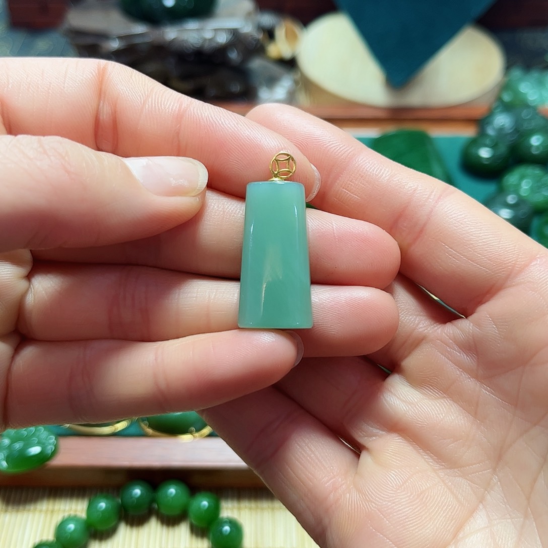 和田玉吊坠18K金镶嵌