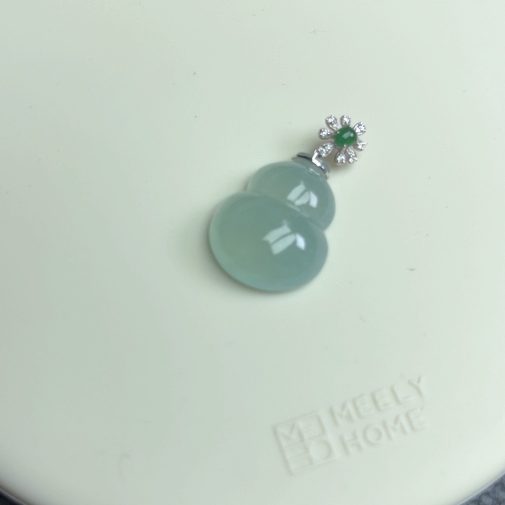 翡翠18K金镶嵌颈饰葫芦