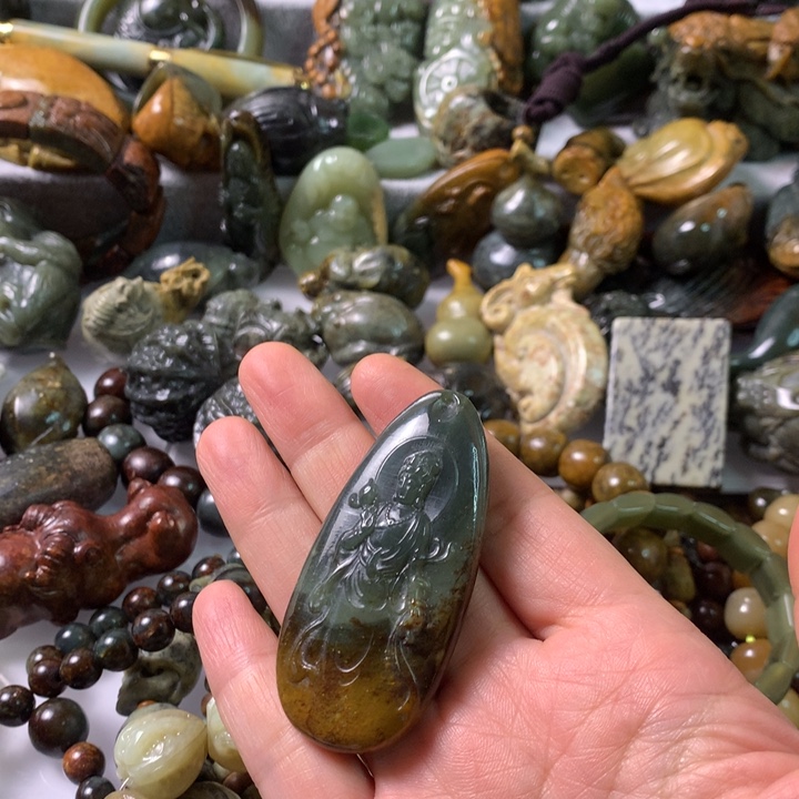 未镶嵌岫岩河磨玉（透闪石质玉）把件