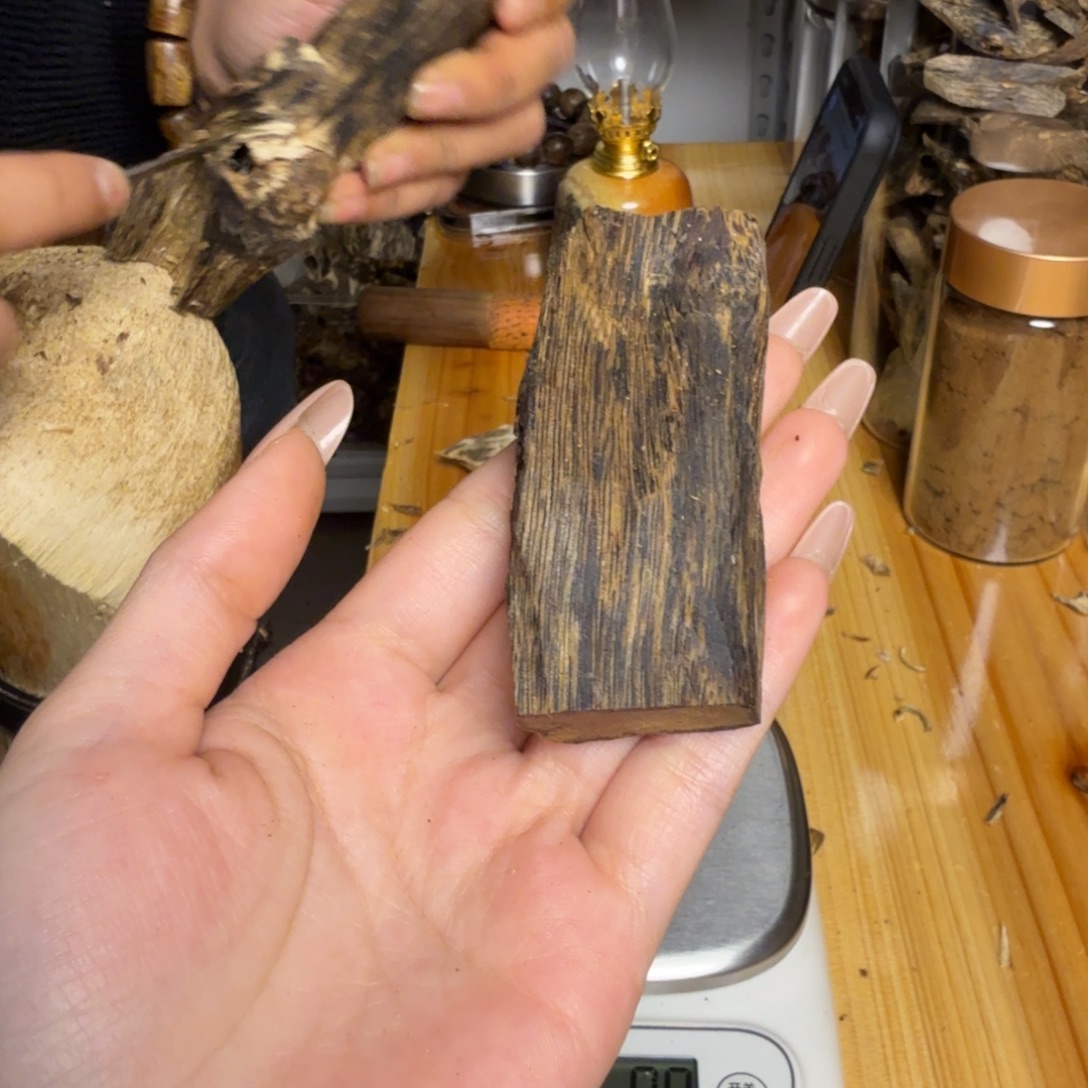 沉香绿奇虫漏19克