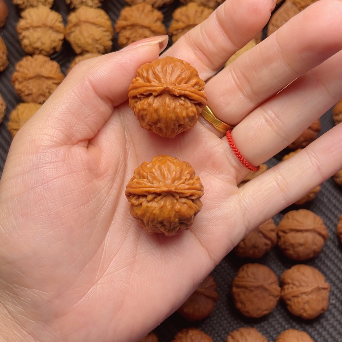 闪***儿文玩核桃把件玉玲珑