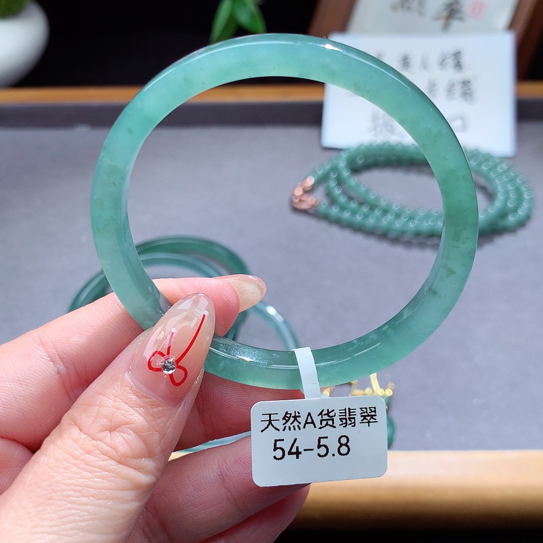 翡翠手镯（圆镯）未镶嵌