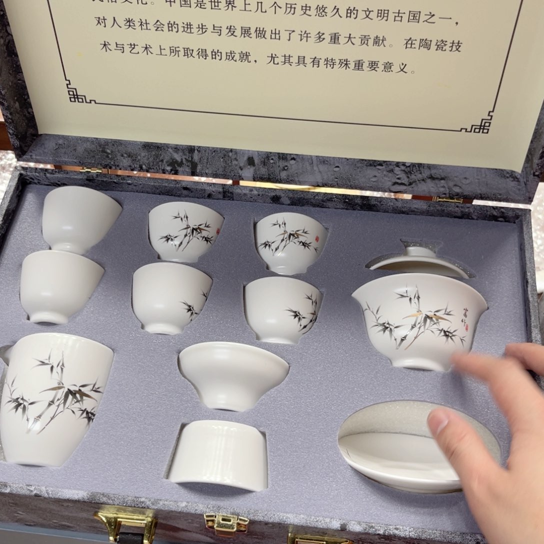 孤品茶具套装等。          