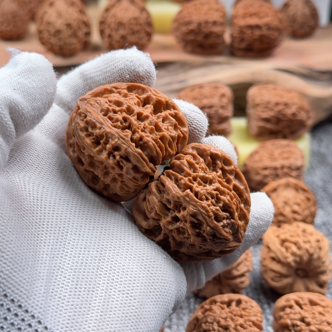 伤***到文玩核桃吊坠230号南疆有黄