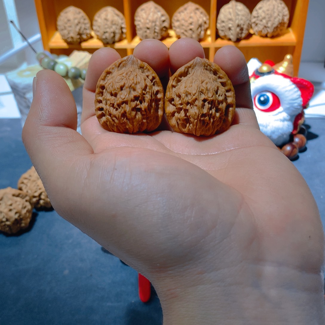 34 尺红狮子文玩核桃