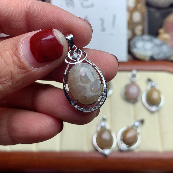 硅化珊瑚（珊瑚玉）颈饰未镶嵌