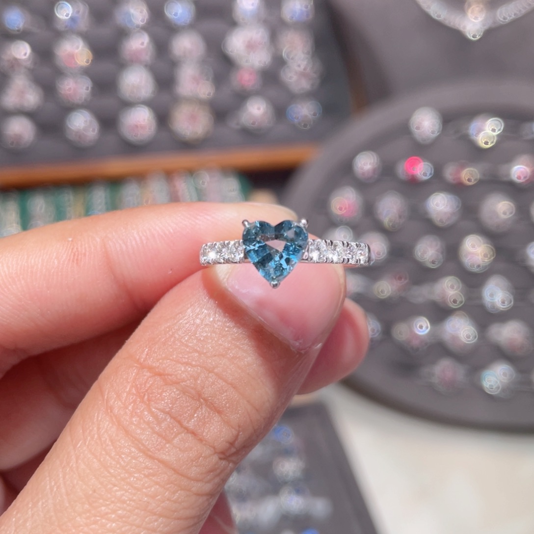 海蓝宝石戒指18K金镶嵌1ct