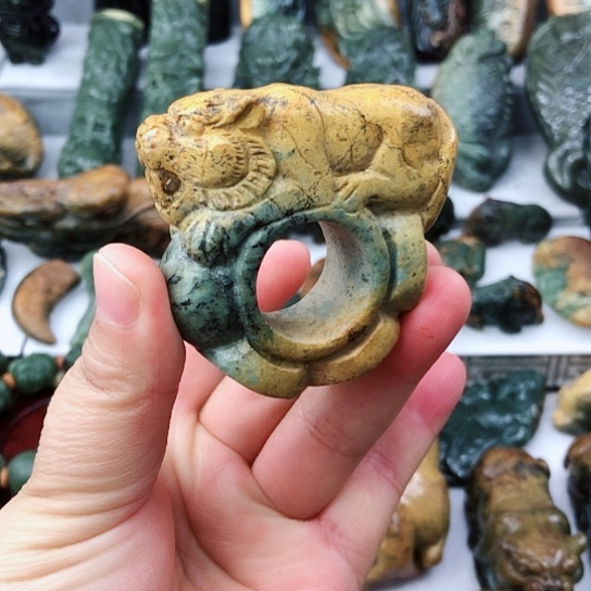 未镶嵌岫岩河磨玉（透闪石质玉）把件