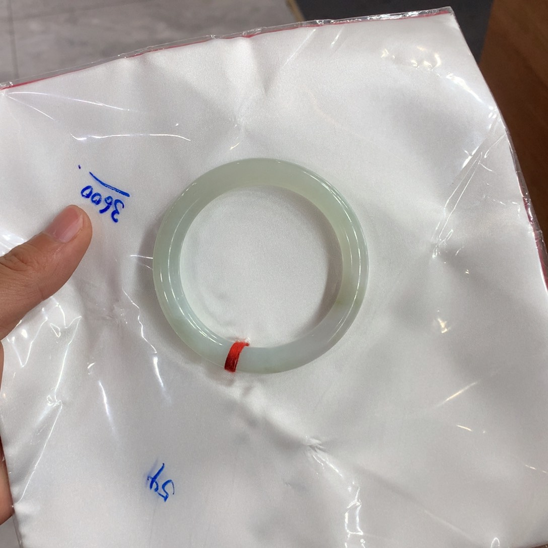 翡翠手镯未镶嵌翡翠