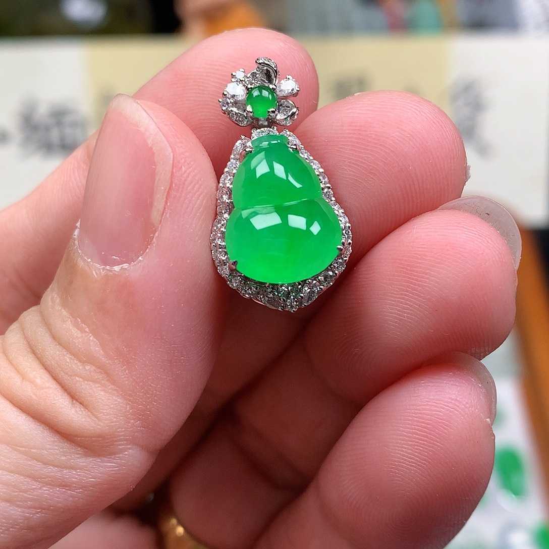 翡翠裸石18K金镶嵌缅甸天然A货翡翠阳绿葫芦