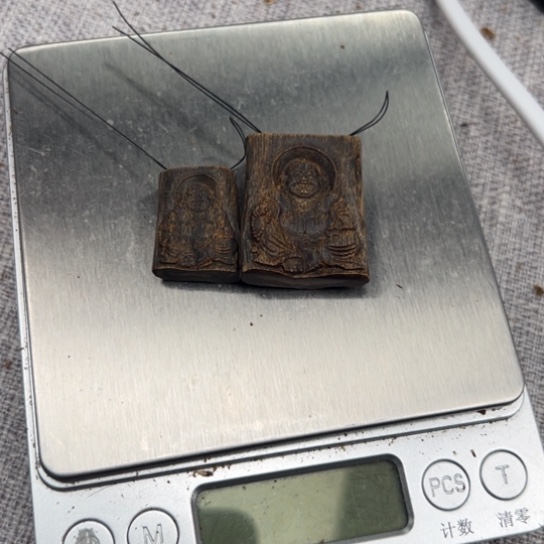 沉香吊坠小**.雕刻牌子佛