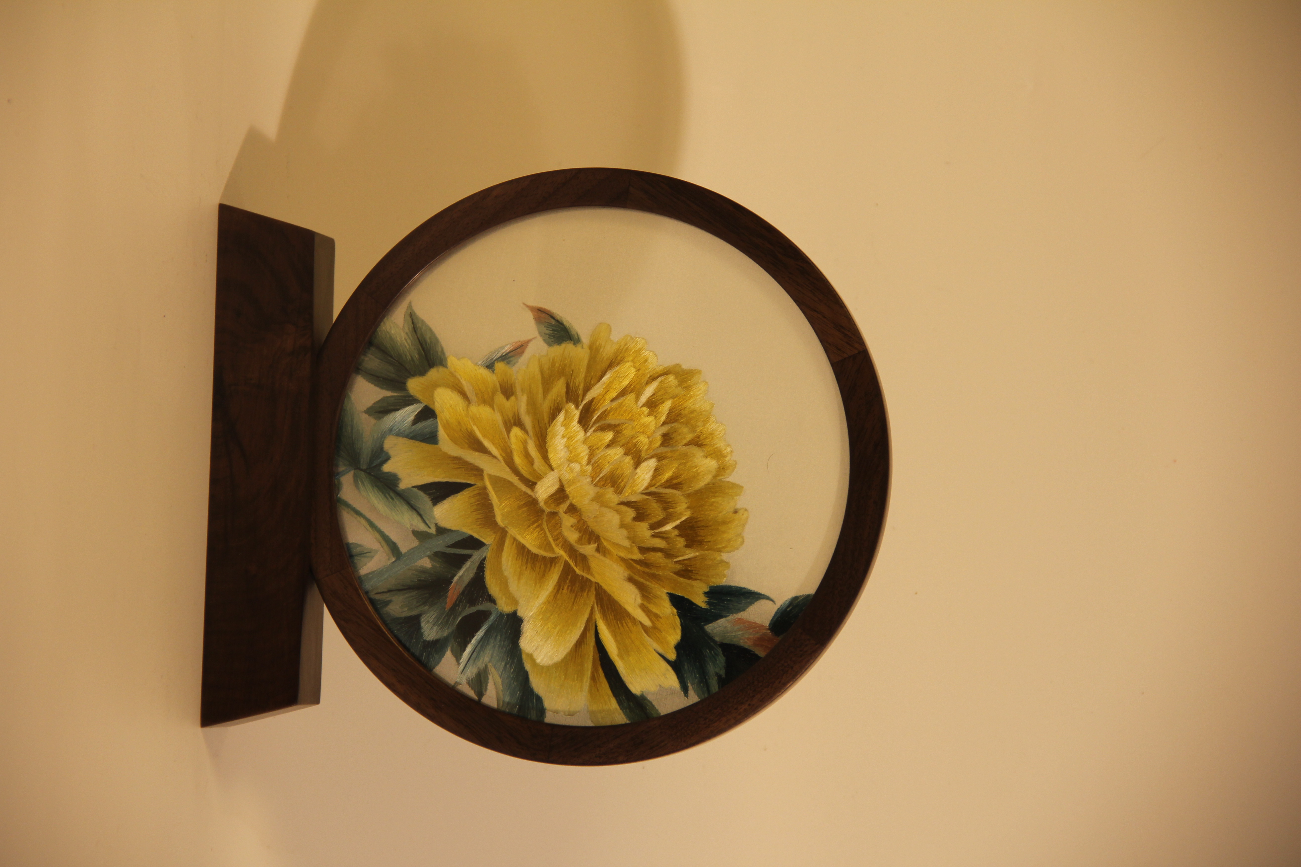 纯手工金牡丹胡桃木双面苏绣精品摆件客厅玄关送人摆件锦盒包装