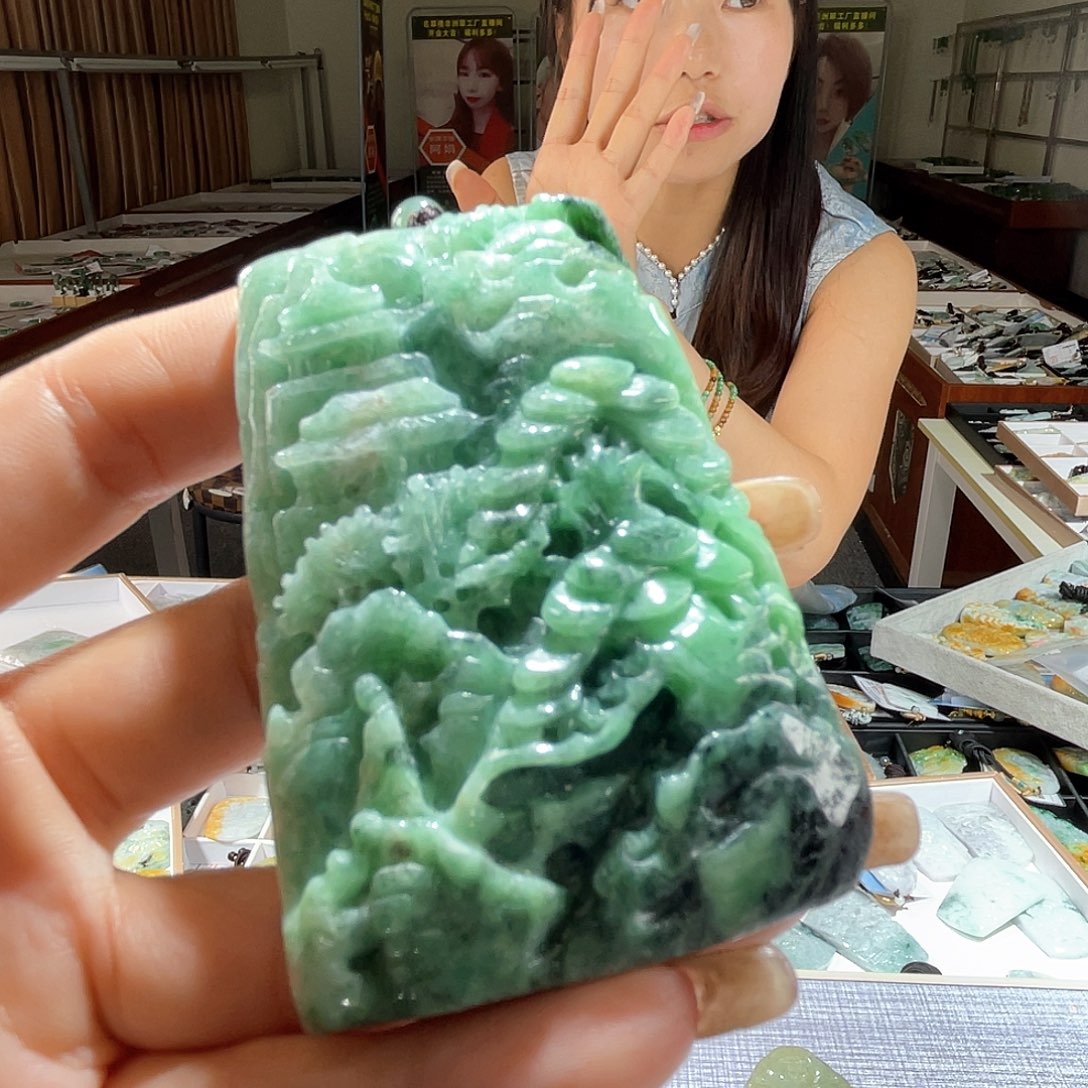 翡翠未镶嵌颈饰一