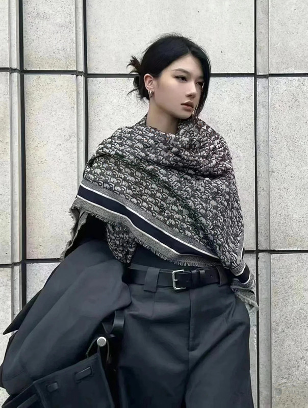 【粉丝专享】披肩围巾140*140大方巾双面丝绒字母老花款