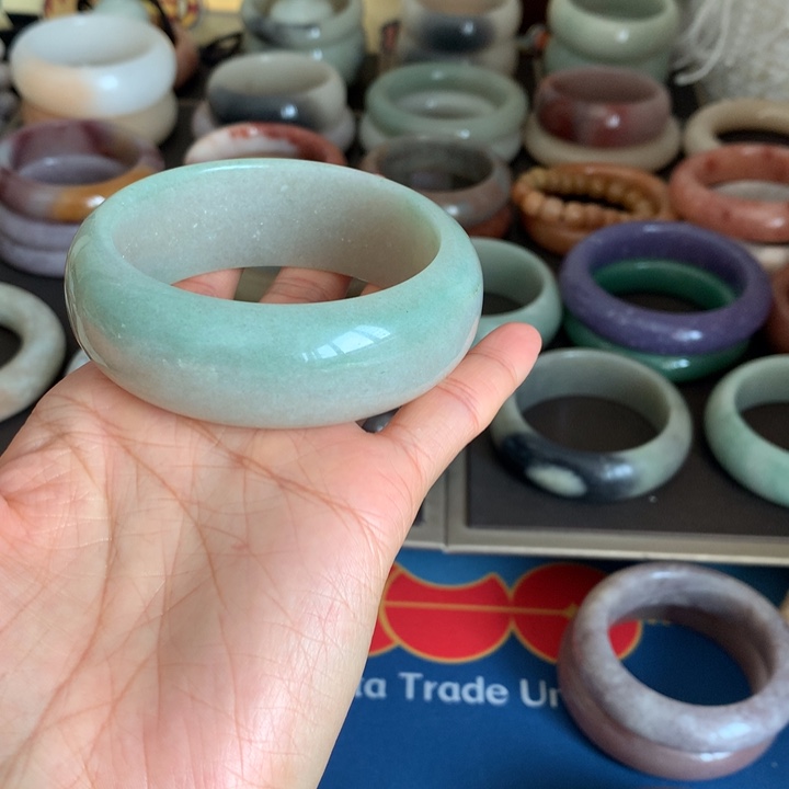 石英质玉（佘太翠）未镶嵌手镯