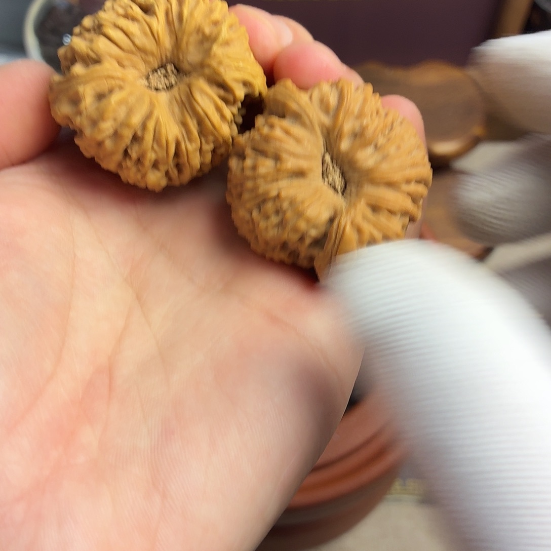 文玩核桃吊坠凹底双色球疆