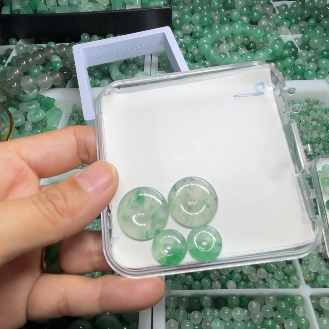 ༺***༻石英质玉（非洲翠）未镶嵌平安扣