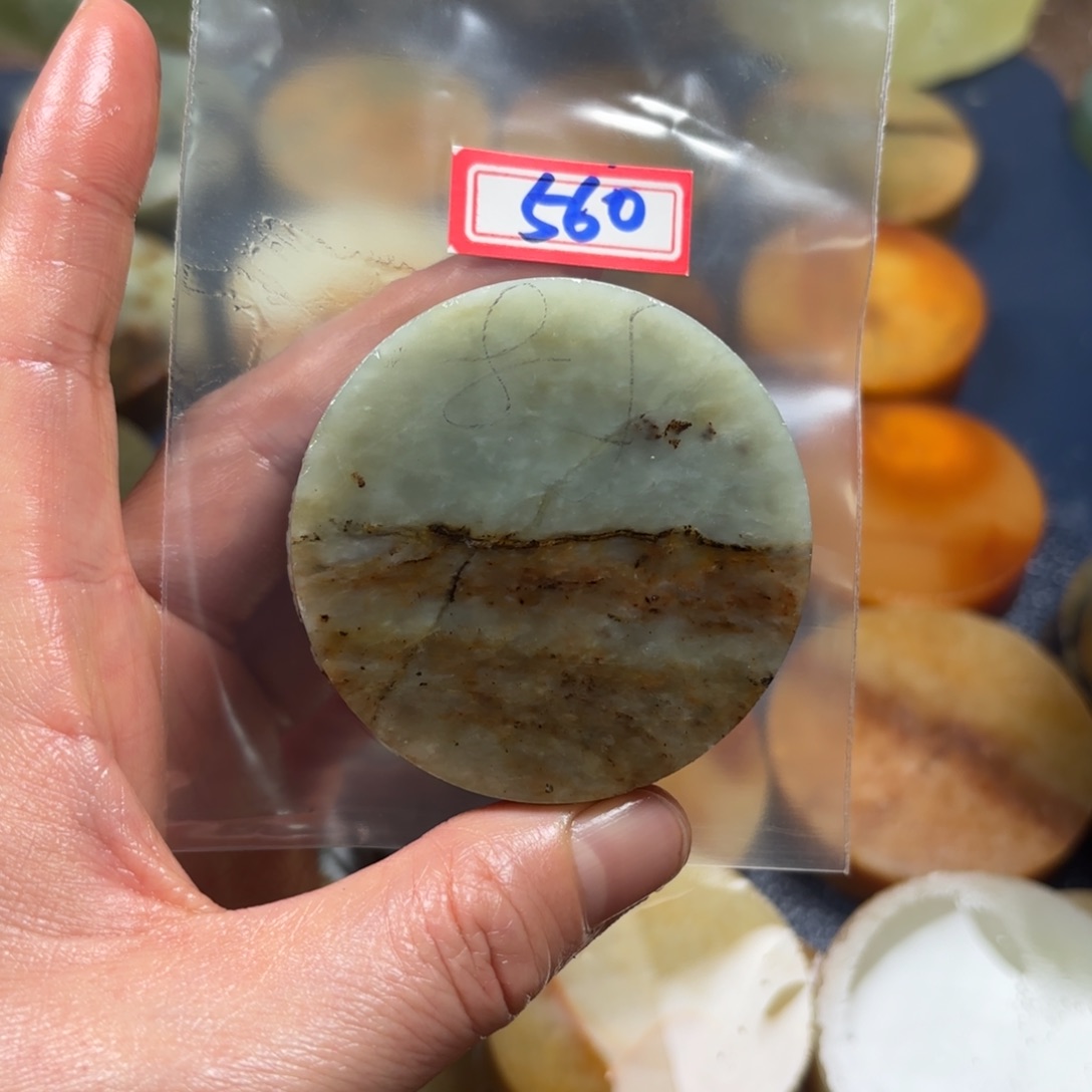 向***往蛇纹石玉未镶嵌珠宝半成品