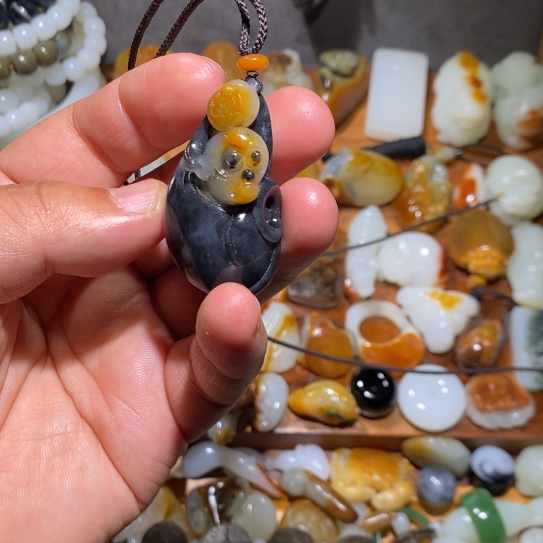 和田玉颈饰未镶嵌武**师