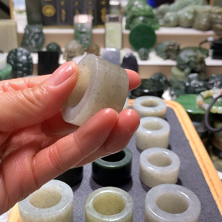 你***也和田玉未镶嵌珠宝半成品