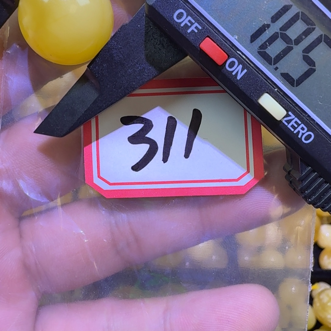 。***"蜜蜡未镶嵌珠宝奇石