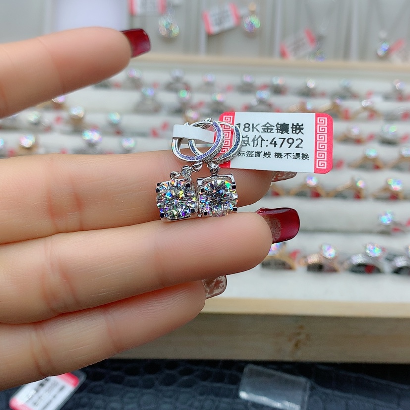 【闪购商品】合成碳硅石（莫桑石）耳饰18K金镶嵌五****动