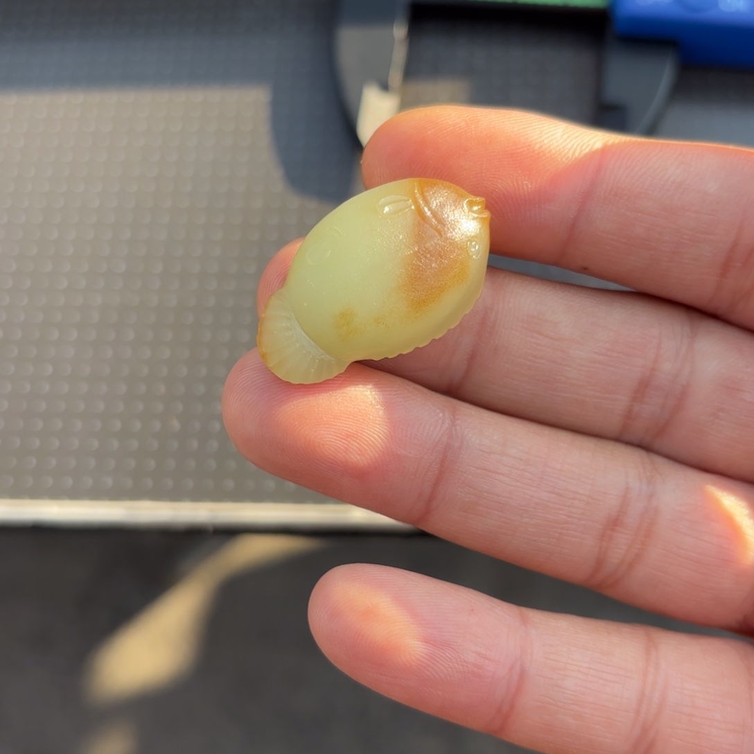 颈饰未镶嵌和田玉（糖玉）小鱼卡31尺寸