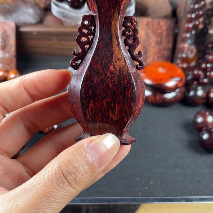 秋***知降真香无事牌红降花瓶一个