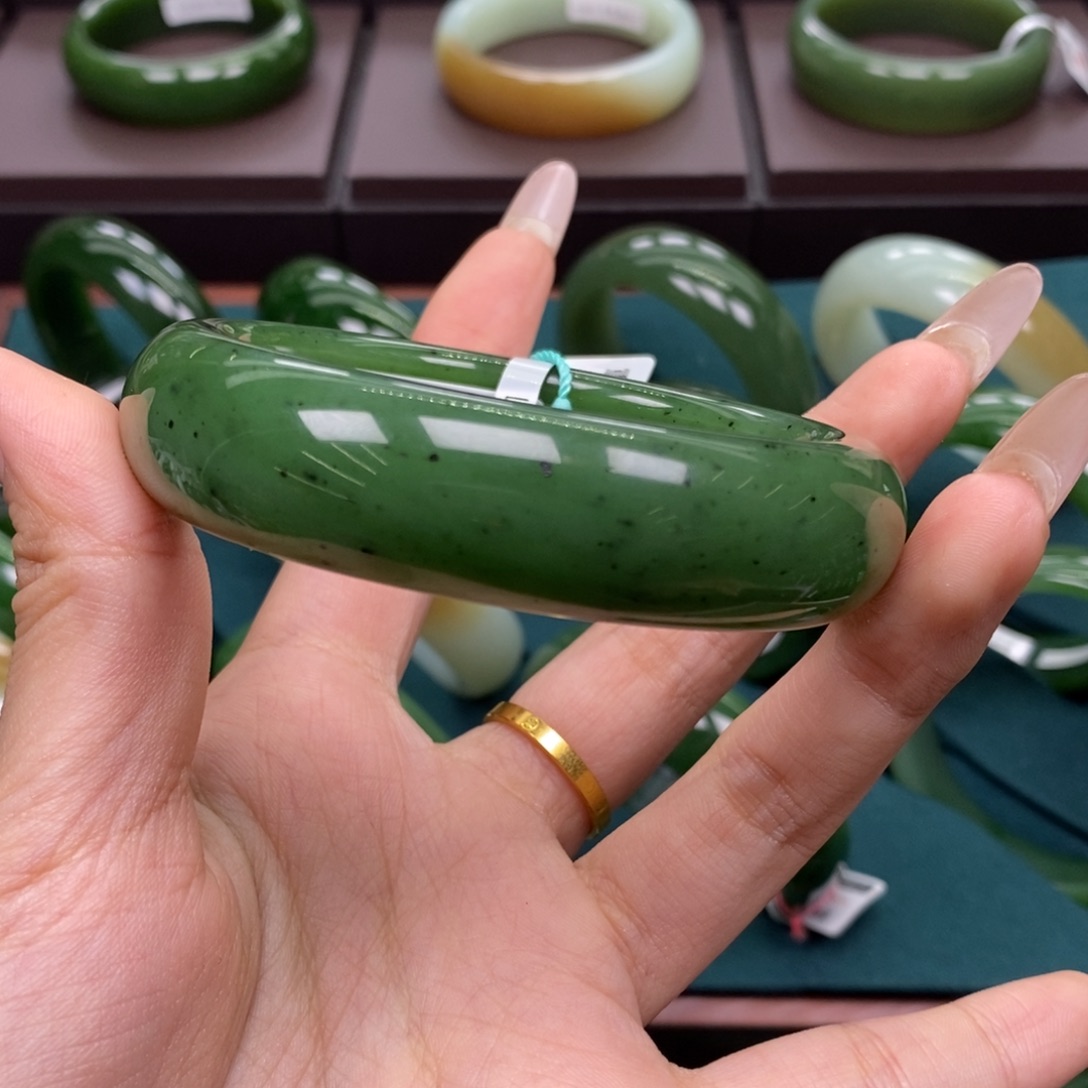 和田玉（碧玉）未镶嵌手镯