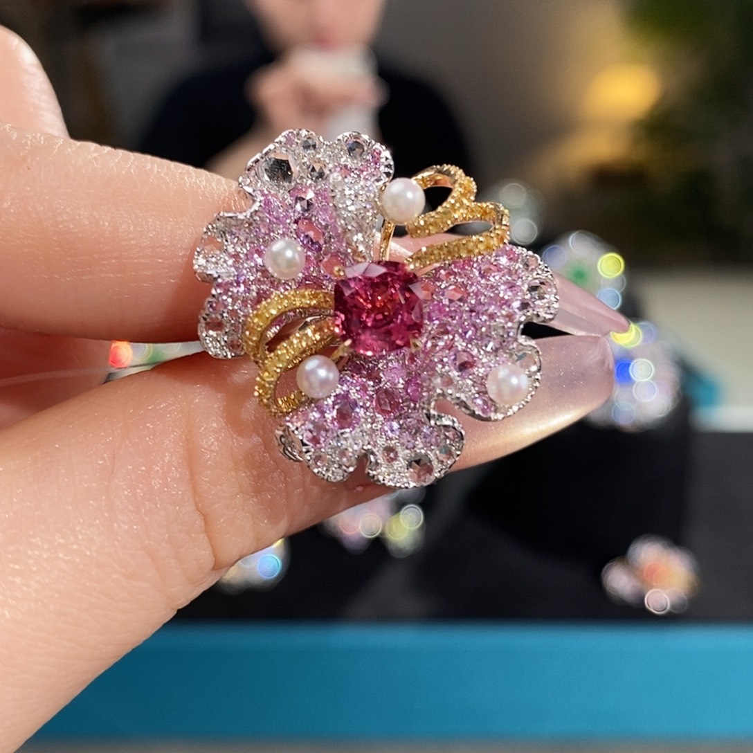 18K金镶嵌尖晶石戒指1.36ct