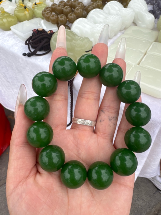 高端大气菠菜绿手串 卡18