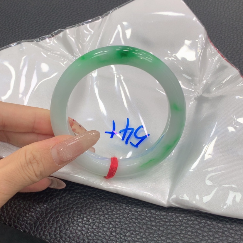 【闪购商品】翡翠手镯未镶嵌遇***?翡翠