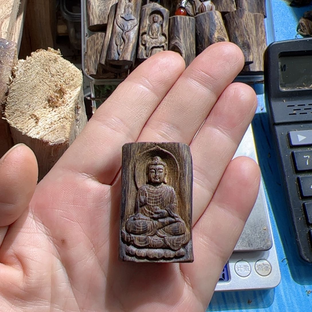 沉香吊坠白棋大日如来羊5.6克