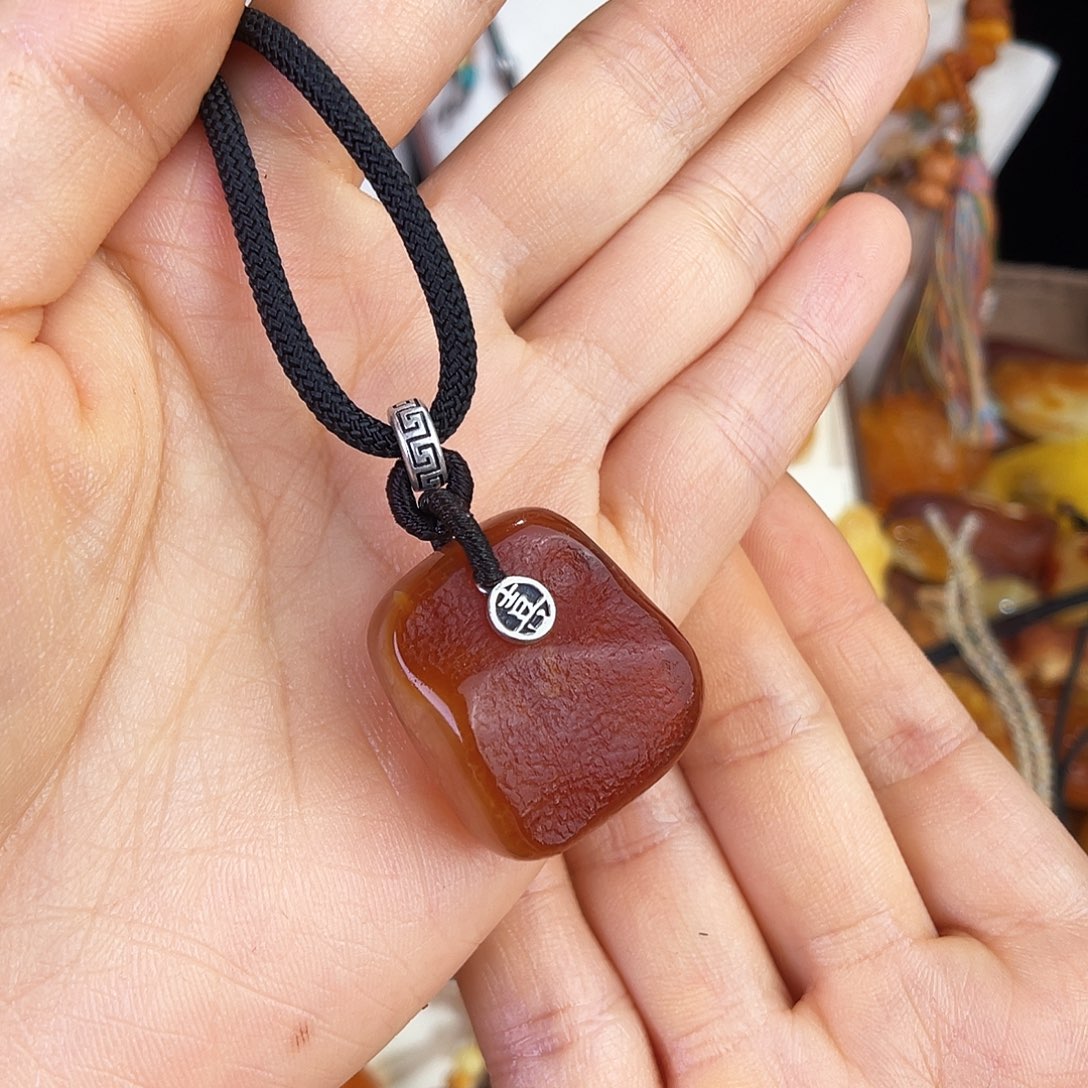 未镶嵌琥珀珠宝奇石。