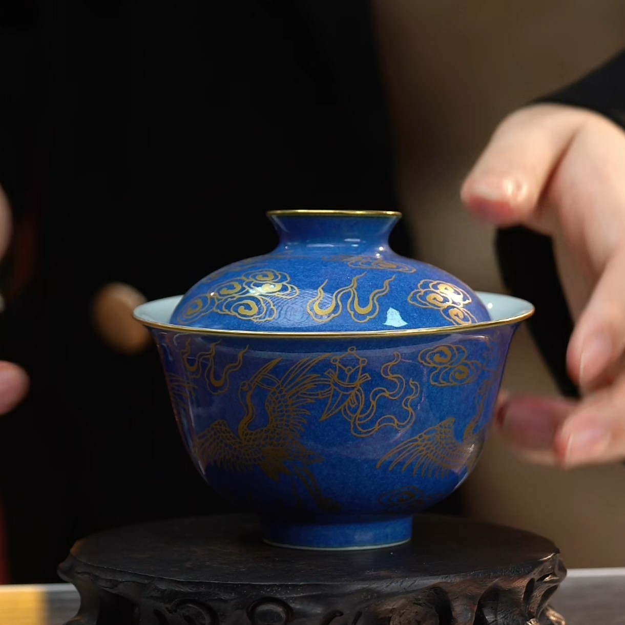 蓝地描金祥云仙鹤纹盖碗