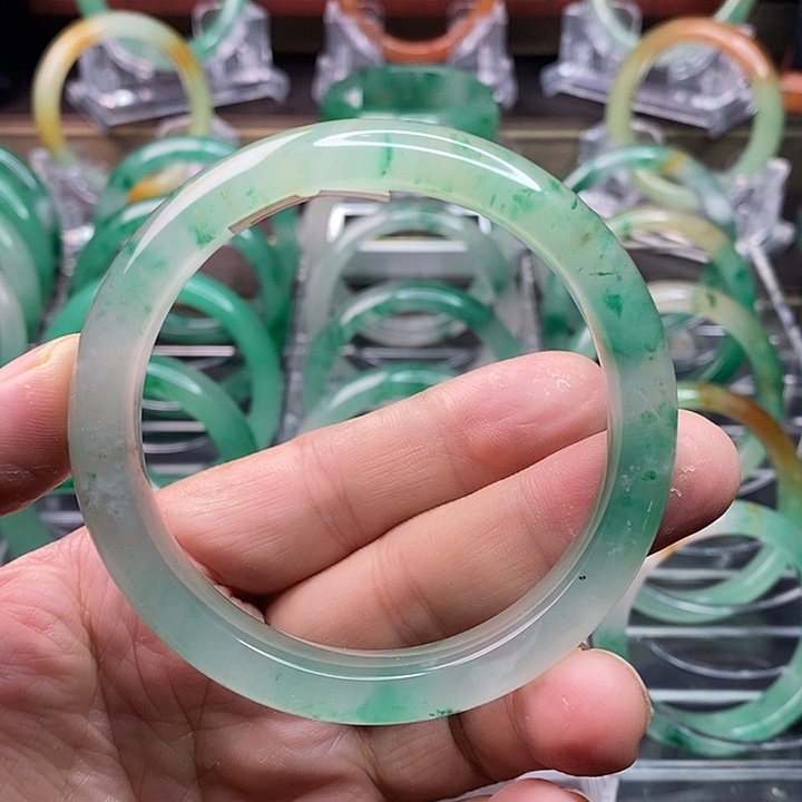 石英质玉手镯未镶嵌