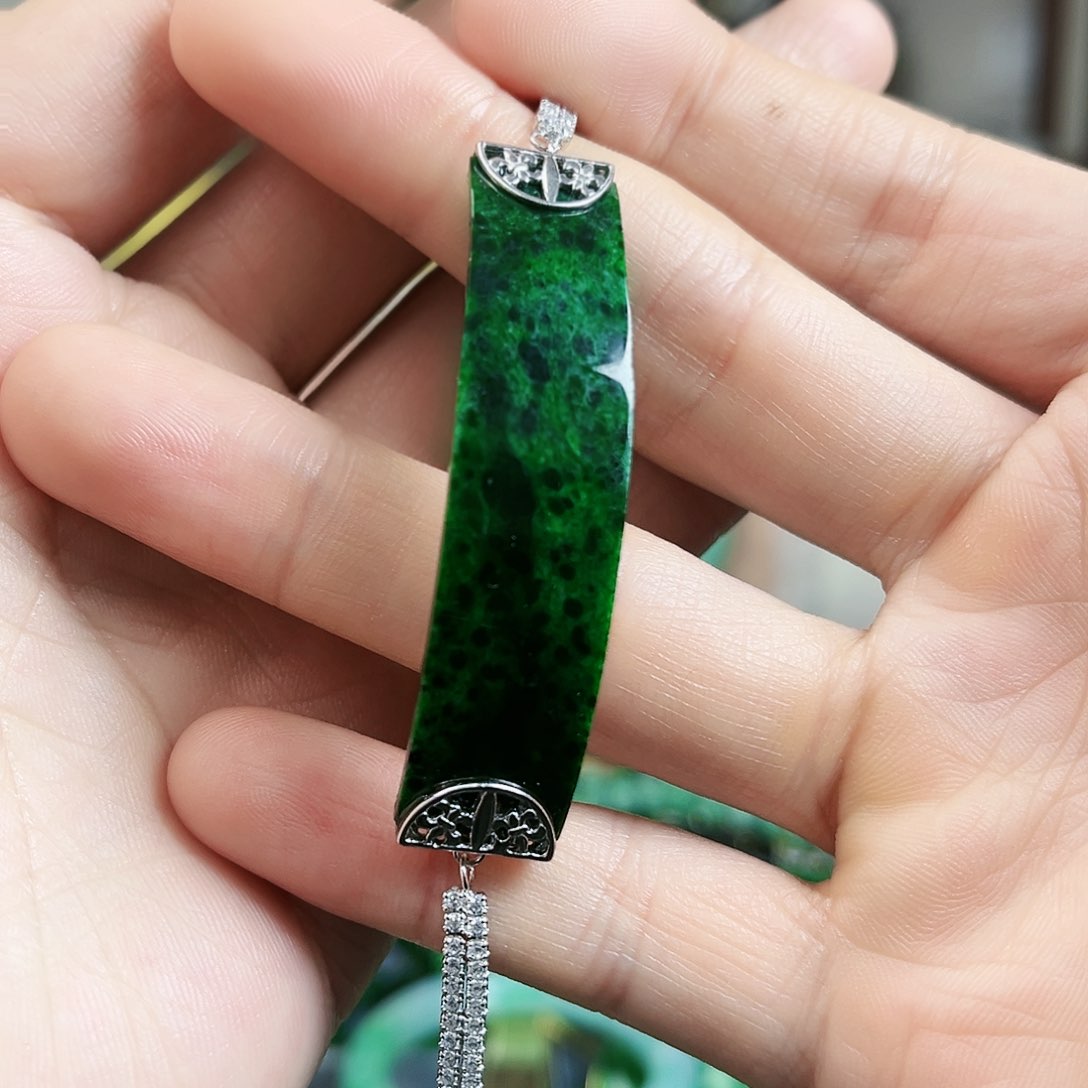 翡翠颈饰未镶嵌吊坠