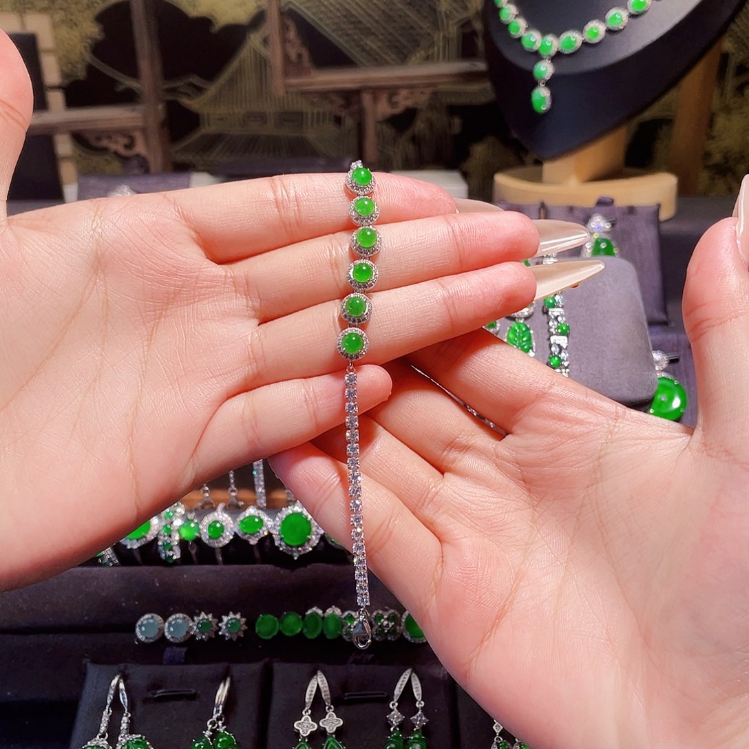 V***v翡翠银S925镶嵌手链蛋面