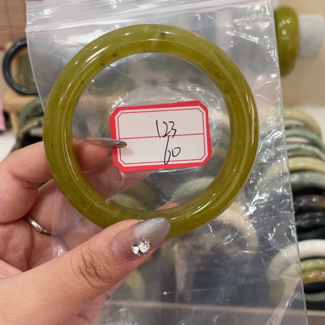 蛇纹石玉手镯未镶嵌