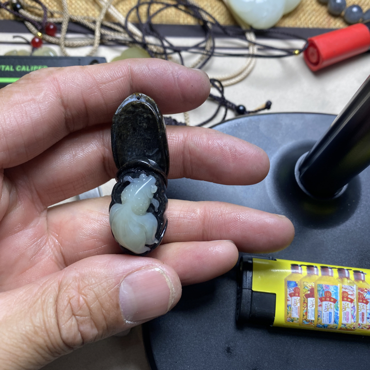 和田玉黑皮俄料精雕工艺金玉满堂