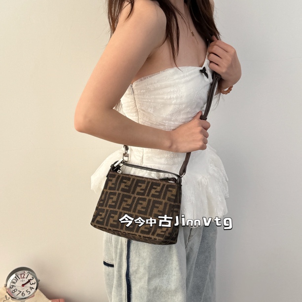 95新 FENDI/芬迪 老花小饭盒遛狗手提单肩包