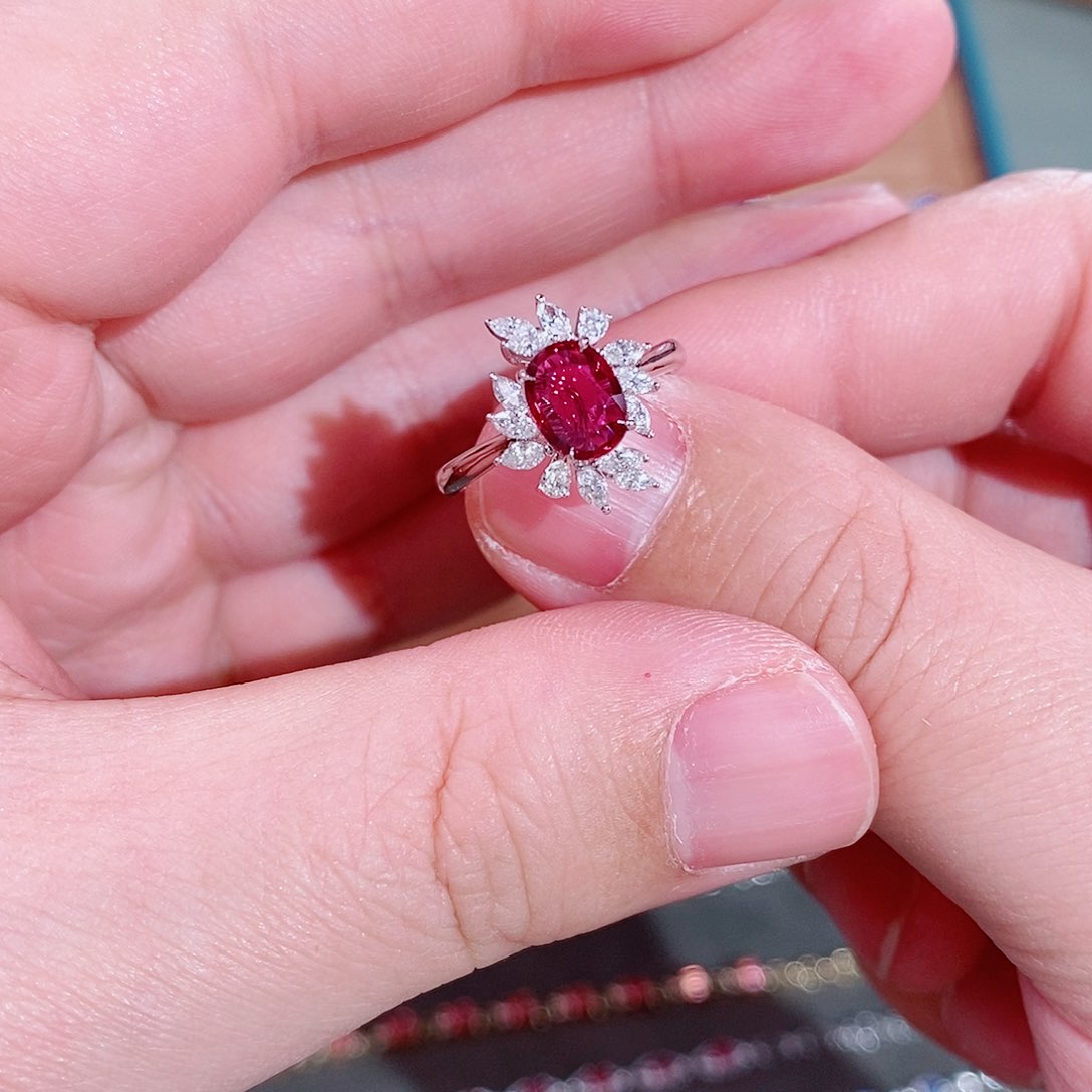 红宝石戒指18K金镶嵌AIGS无烧鸽血红1.05克拉