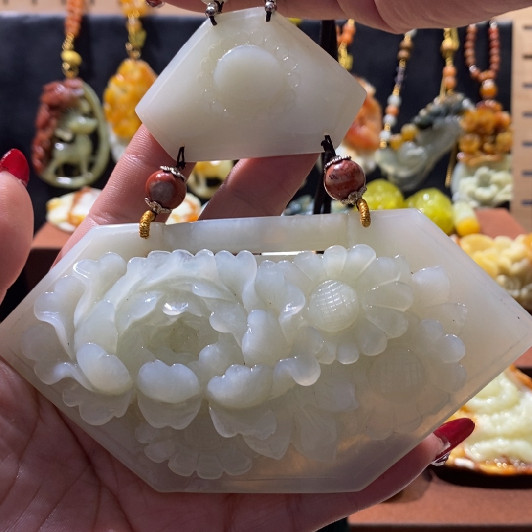 蛇纹石玉颈饰未镶嵌