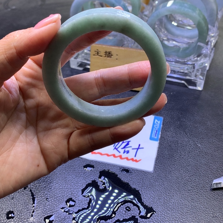 翡翠手镯未镶嵌流****期